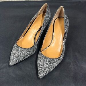 Women’s Banana Republic dress shoes size 7.5. Black and white color pattern